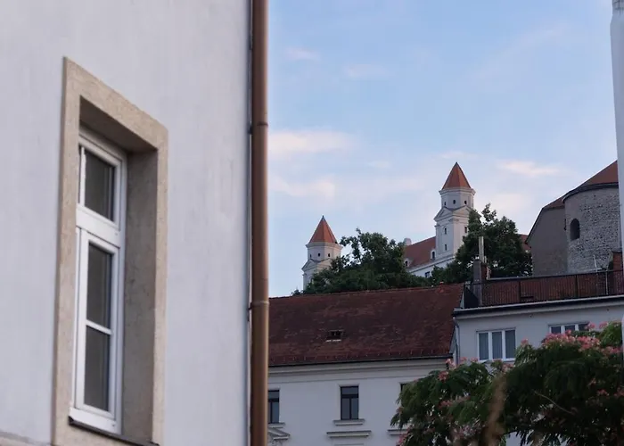 With 2 Beds In The Centre